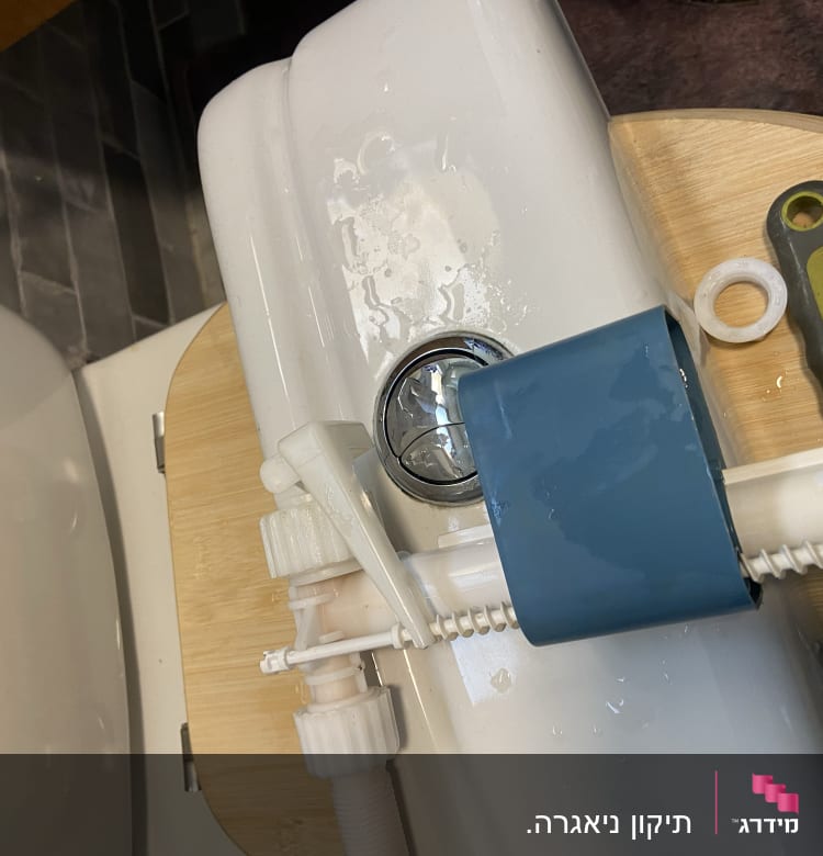 כלים לתיקון אסלה, כולל מפתח שוודי וסרט איטום